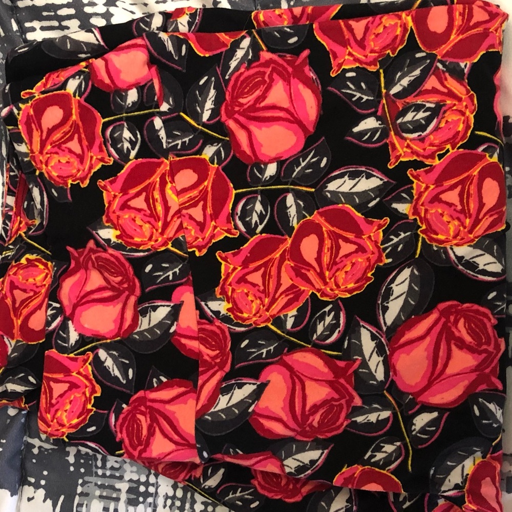 Pink and red roses on black Lularoe tc leggings